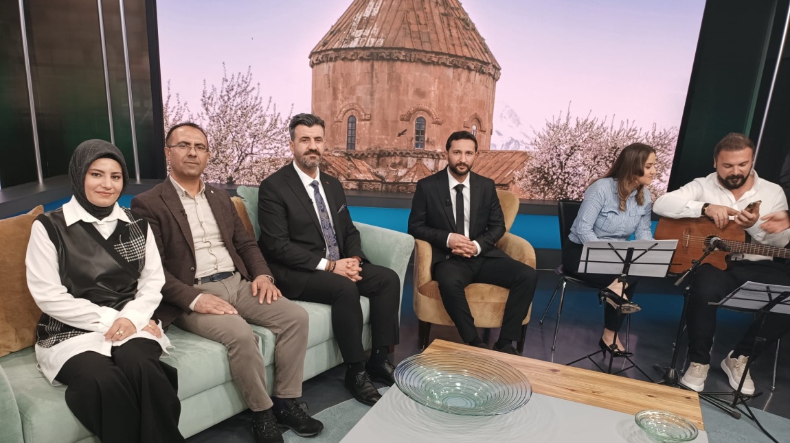 Okul Müdürümüz Ercan Türker ve Psikolojik Danışman ve Rehber Öğretmenimiz Abdulmutalip Acar TRT Kurdî canlı yayınına katılldılar. 